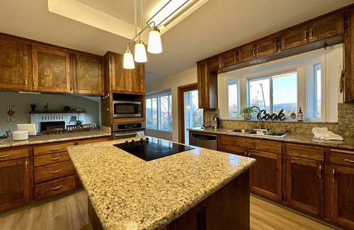 Coarsegold House | Spacious space on top of mountain. Close to Yosemite and Bass lake.