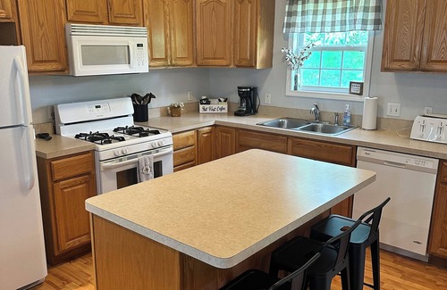 Geneva House | Spacious- SPIRE, GOTL, Wine Country, Beach