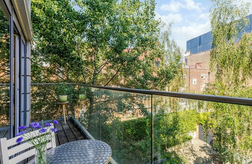 Greenwich Apartment | Spacious Split-Level Apartment with Sunny Balcony