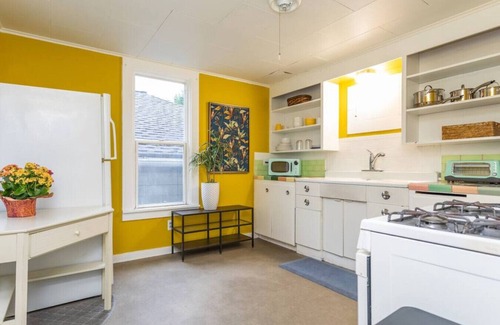 Fremont House | Spacious Spunky Multi-Level Unit Near Fremont – Perfect for Your Seattle Getaway!