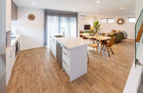 Christchurch House | Spacious Stay near Avon River w/Carpark