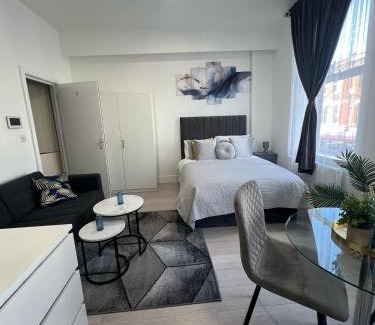 Kensal Green Apartment | Spacious studio 10 mins to Metro 1 min to the bus
