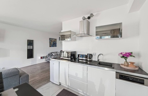 Gambetta Apartment | Spacious studio balcony -La Défense-Bail Mobilité