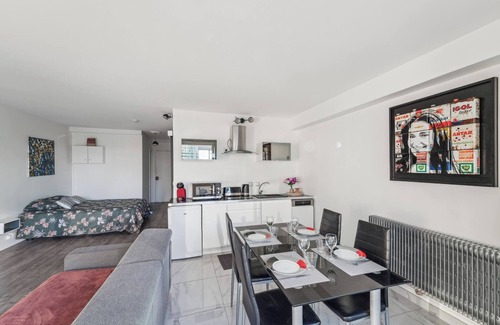 Gambetta Apartment | Spacious studio balcony -La Défense-Bail Mobilité