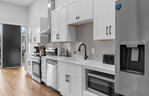 Talbot's Corner House | Spacious Studio for 4 w/Full Kitchen Near Nash DT