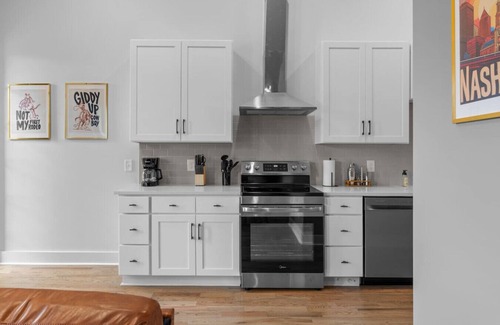 Talbot's Corner House | Spacious Studio for 4 w/Full Kitchen Near Nash DT
