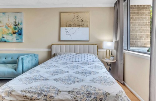 Rockville House | Spacious Studio - Next to Metro