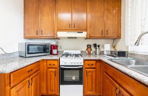 Ontario Apartment | Spacious Studio Retreat in Quiet Neighborhood with Self Check-In,Super Fast WiFi