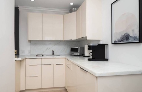 Palm Beach - West Palm Beach Condo | Spacious Studio - Tropical Tribeca. Pool, Minutes to Beach and Dining