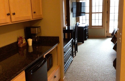 Three Lakes Apartment | Spacious Studio w/2 Queen Beds – Northernaire Resort Getaway in Three Lakes, WI