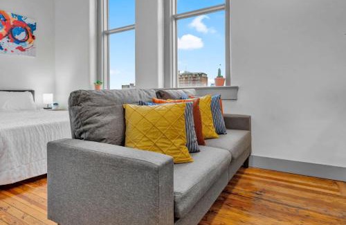 Downtown Louisville Apartment | Spacious Studio w Free Parking Near Hospitals
