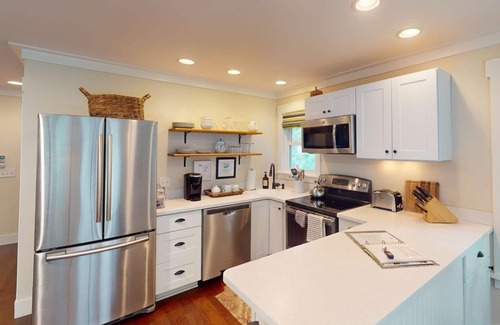Olde Town Apartment | Spacious studio w/private W/D, steps to downtown Bluffton + near Hilton Head
