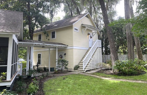 Olde Town Apartment | Spacious studio w/private W/D, steps to downtown Bluffton + near Hilton Head