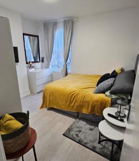 Kensal Green Apartment | Spacious Studio with Separate the Kitchen 4A