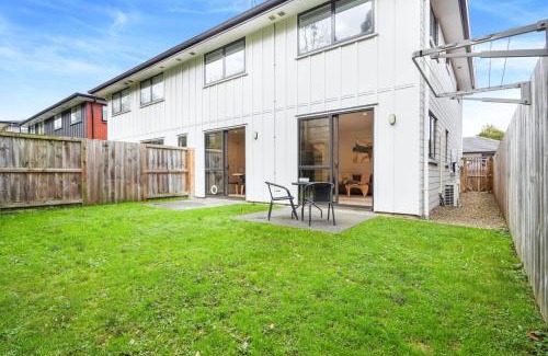 Hamilton House | Spacious Stunner! Central, King Bed -By KOSH BNB