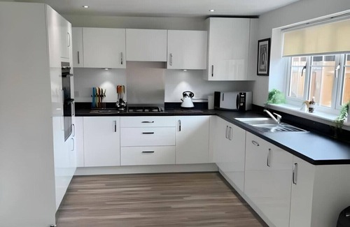 Southampton Apartment | Spacious & Stylish House ~ Prime Location ~ HotTub