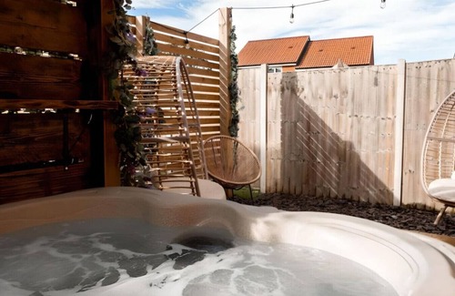 Southampton Apartment | Spacious & Stylish House ~ Prime Location ~ HotTub