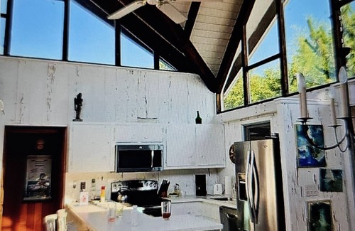 Seaview House | Spacious & Stylish Seaview House available July 2025