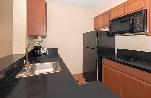 The East Side Hotel | Spacious Suite – Kitchen, Living Area & Free SFO Shuttle