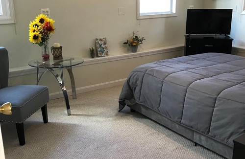 Claremont House | Spacious suite with private patio, minutes from DC/DCA