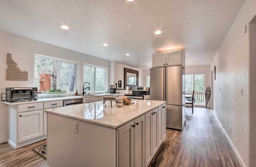 Worley Cabin | Spacious Sun-Up Bay Cabin, 20 Min to Downtown CDA!