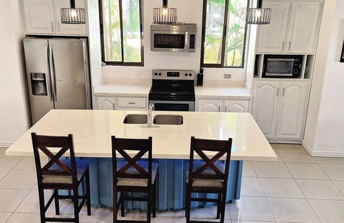 Tambor Villa | Spacious Tropical Villa Near Beach in Los Delfines
