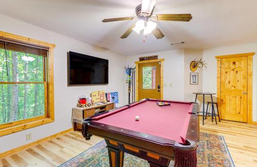 Talking Rock House | Spacious Talking Rock Cabin Game Room, Fire Pit!