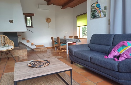 Fontareches Villa | Spacious, tastefully decorated gite with private garden and communal pool at the gateway to Uzés