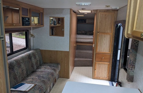 Gibsons House | Spacious Tidy Resort Clean RV Sunshine Coast BC 5 min from Ferry Dog Friendly