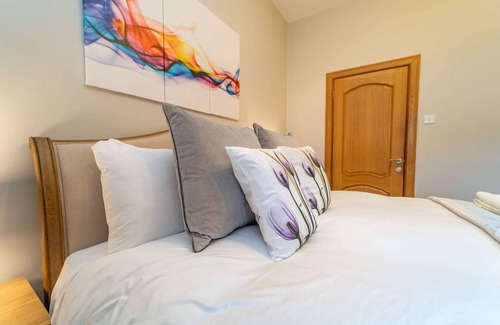Duddingston House | Spacious Town-house with Parking