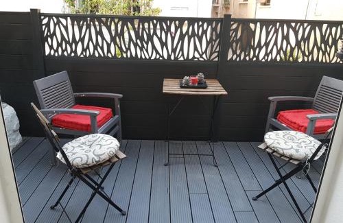 Montagnac House | Spacious town house with balcony