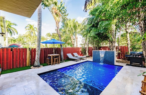Sailboat Bend House | Spacious townhouse in downtown with rooftop terrace, heated pool, and king bed