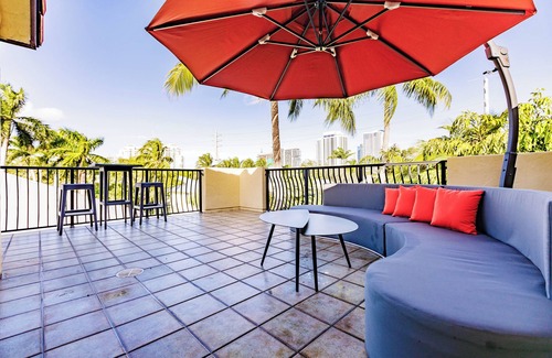 Sailboat Bend House | Spacious townhouse in downtown with rooftop terrace, heated pool, and king bed