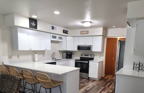 Tomah House | Spacious Townhome in quiet neighborhood with firepit!