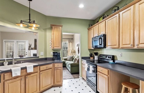 Cornelius House | Spacious Townhome near Lake Norman in fantastic neighborhood