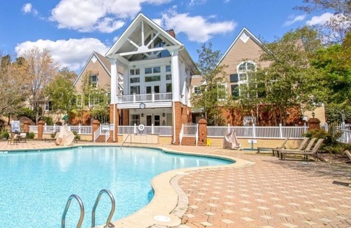 Lackey House | Spacious Townhome w/Room for All! Quick Ride to Busch Gardens & Water Country!