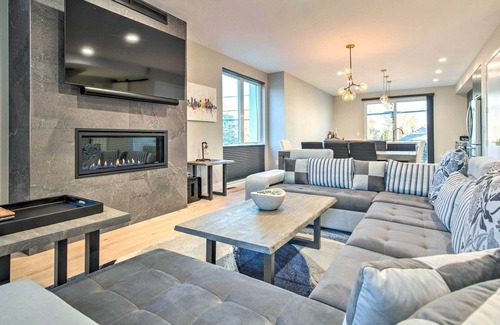 Sunnyside House | Spacious Townhome w/ Rooftop Deck & Views