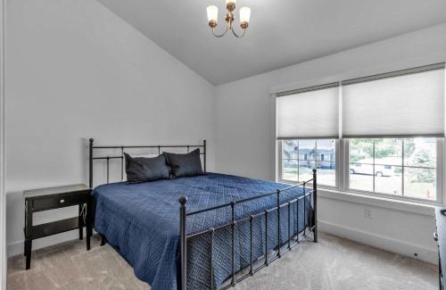 Ellicottville House | Spacious Townhome with Fireplace