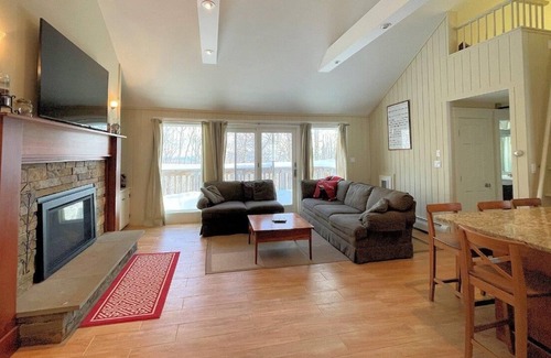 Bromley Mountain House | Spacious Townhouse alongside Bromley's Lord's Prayer Slope