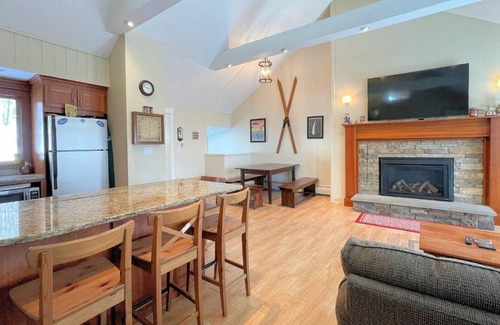 Bromley Mountain House | Spacious Townhouse alongside Bromley's Lord's Prayer Slope