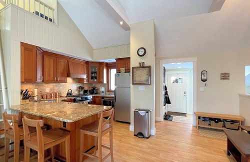 Bromley Mountain House | Spacious Townhouse alongside Bromley's Lord's Prayer Slope