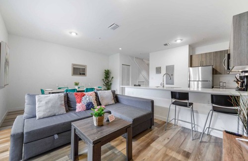 Golden Glades House | Spacious Townhouse with Free Parking in Miami