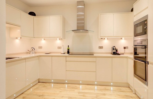 Cheltenham Apartment | Spacious two-bedroom apartment located in the heart of Cheltenham.