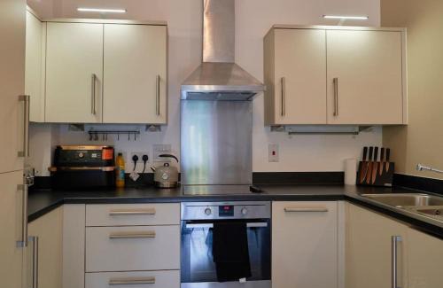 Wokingham Apartment | Spacious Two Bedroom Hideaway in Wokingham with En Suite, Free Wi Fi and Parking, Sleeps Four