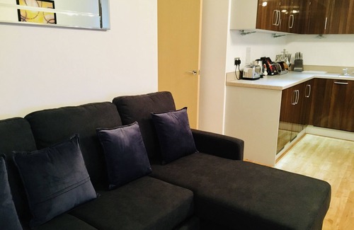 Woking Apartment | Spacious Two Beds Two Baths - Woking Central