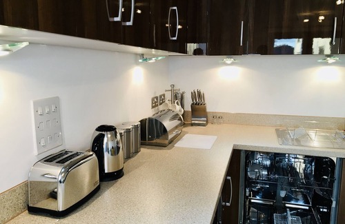 Woking Apartment | Spacious Two Beds Two Baths - Woking Central