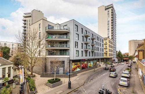 Woking Apartment | Spacious Two Beds Two Baths - Woking Central