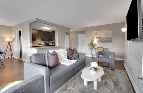 Crystal City Apartment | Spacious Unit-Free Parking-DCA Gem-Executive Stays