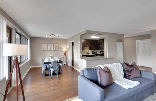 Crystal City Apartment | Spacious Unit-Free Parking-DCA Gem-Executive Stays