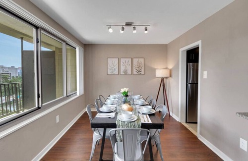 Crystal City Apartment | Spacious Unit-Free Parking-DCA Gem-Executive Stays